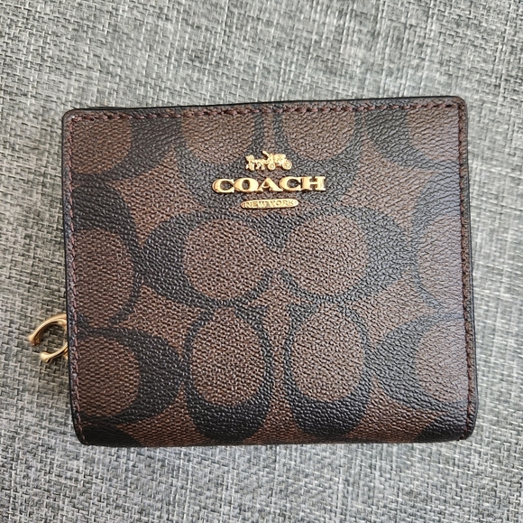 Coach Snap Wallet In Signature Canvas - Picture 2 of 6